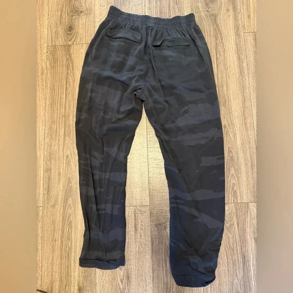 Splendid Women’s Dark Black Gray Camo Print Joggers Size Small Silky - Picture 4 of 5